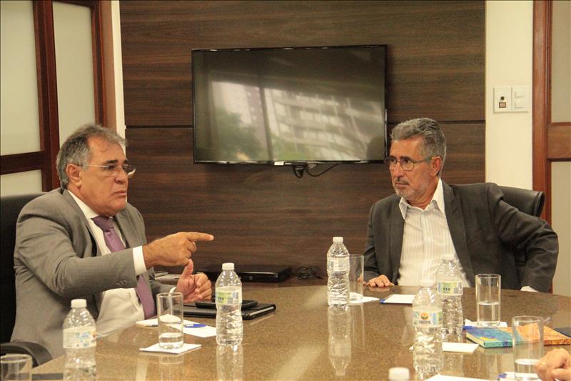 Presidente do TCMGO, conselheiro Joaquim Alves de Castro Neto, e conselheiro supervisor do OPP, João Antonio da Silva Filho