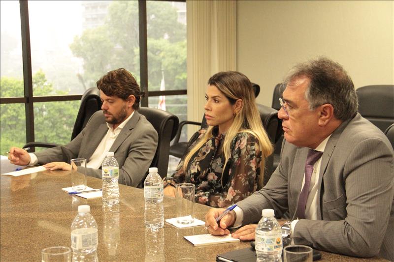 Presidente do TCMGO, Joaquim Alves de Castro Neto, assessora de Relações Institucionais, Priscila Kelly Borges, e o secretário geral de Controle Externo, Rubens Custódio.