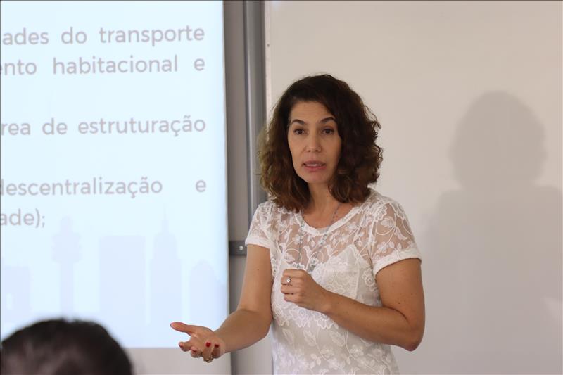 A coordenadora do Observatório de Políticas Públicas do TCMSP, Egle Monteiro, ministrou a aula