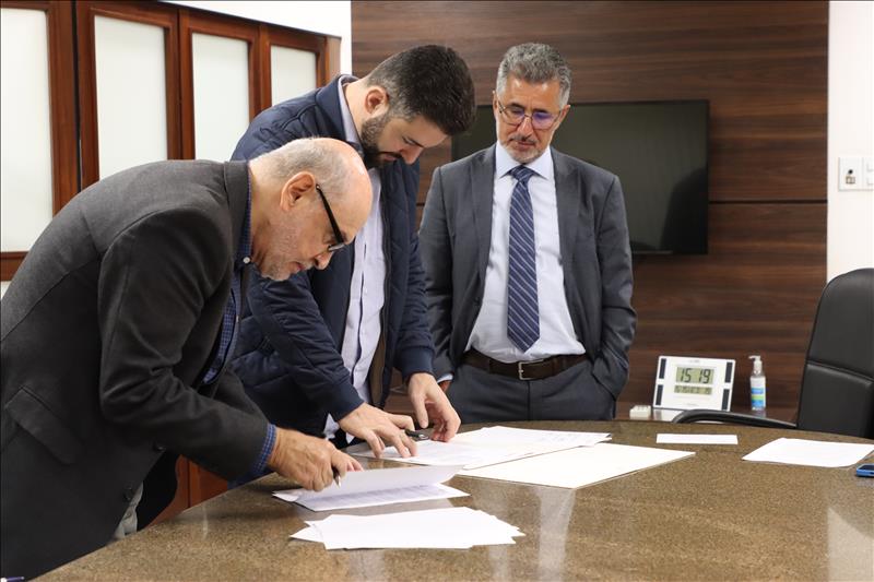 João Amato Neto, diretor executivo da Fundação Vanzolini e o conselheiro presidente do TCMSP, Eduardo Tuma, assinam Acordo de Cooperação, observados pelo conselheiro supervisor da EGC, João Antonio da Silva Filho.