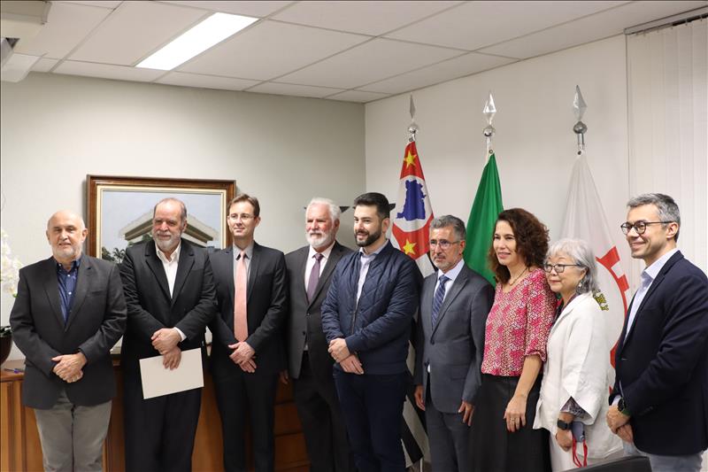 João Amato Neto, diretor executivo, Luis Fernando Pinto Abreu, diretor administrativo e financeiro, Fernando Tobal Berssaneti, conselheiro e executivo sênior da Unidade de Negócios e Certificação e José Joaquim do Amaral Ferreira, presidente do Conselho Curador da Fundação Vanzolini; Eduardo Tuma, conselheiro presidente do TCMSP, João Antonio da Silva Filho, conselheiro supervisor da EGC, Egle Monteiro e Harmi Takiya, do OPP, e Ricardo Panato, diretor-presidente da EGC, na assinatura do Acordo de Cooperação.