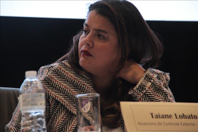 Taiane Lobato, Assessora de Controle Externo do TCMSP, fez a mediação da mesa 1